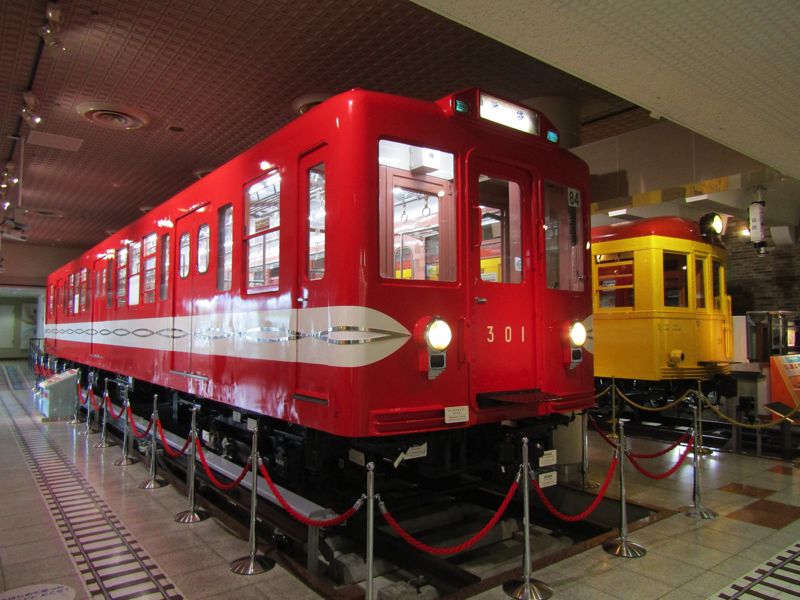 1001号車（右）と301号車（筆者撮影）