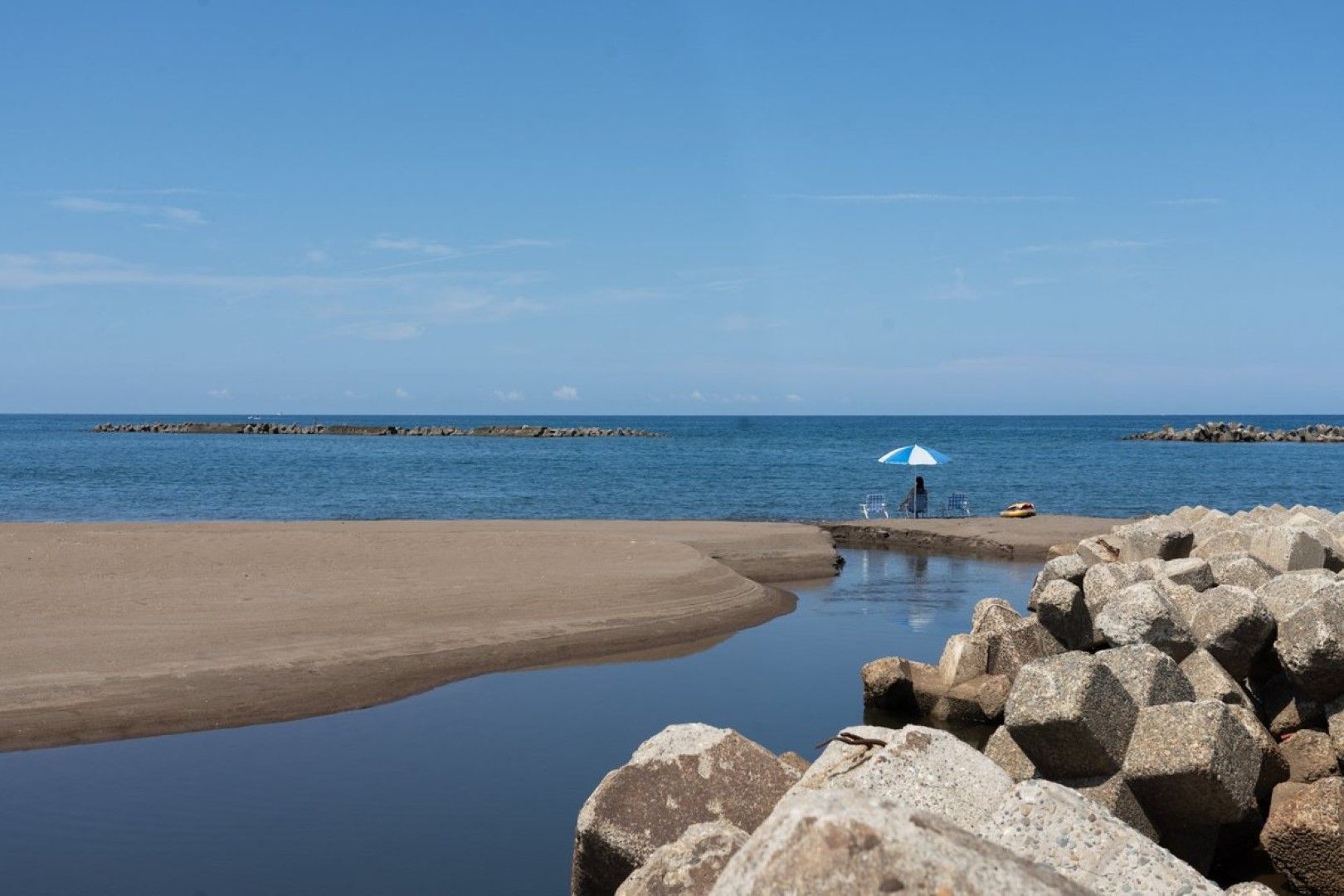 サウナ宝来洲（新潟県）。サウナ室からも見える日本海。波打ち際のパラソルの下で休憩（写真：佐々木麻帆）