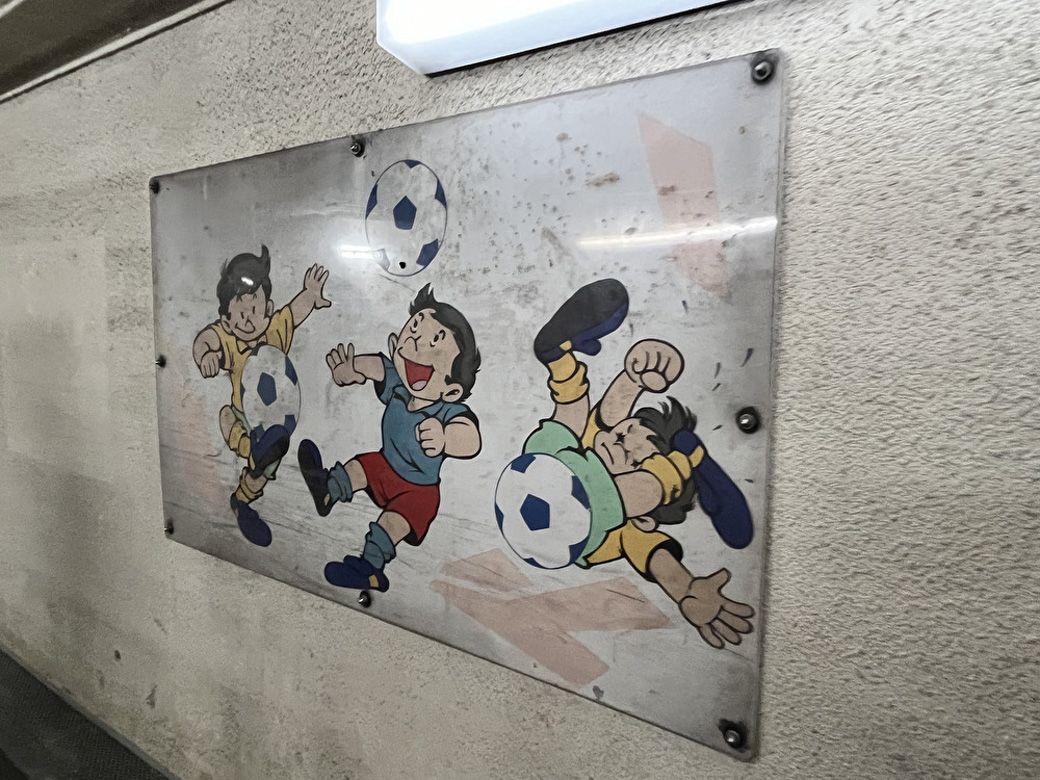 大原地下道の壁面には手書きのイラストが多数設置されている（筆者撮影）