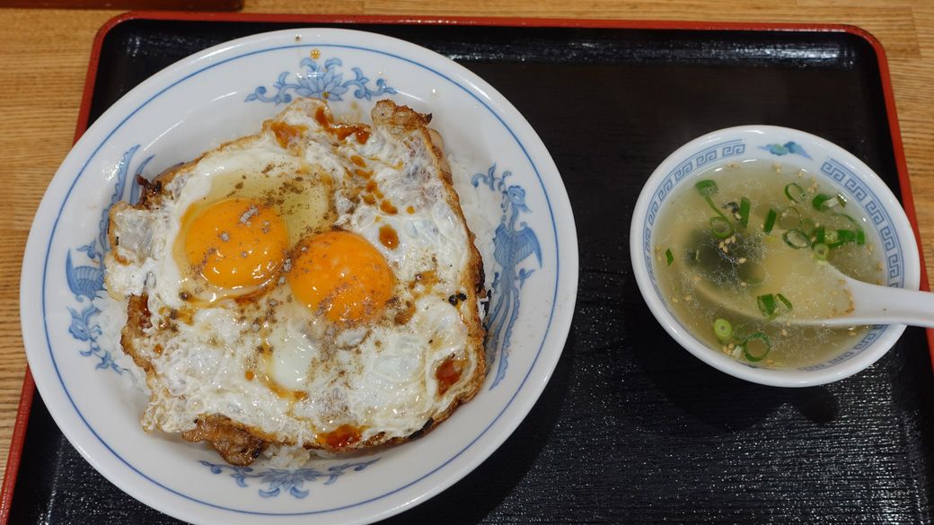 中華料理ごくう「焼肉玉子飯」（筆者撮影）