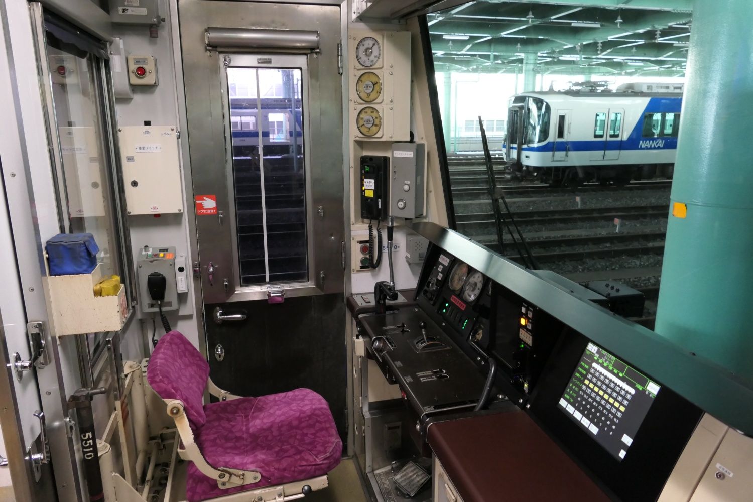 運転台は当時の自動車の「インパネ」をイメージさせる配置。窓が大きく視界は広い（記者撮影）