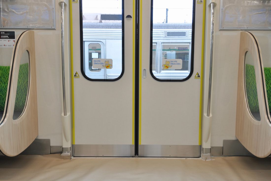 近年は「ドア地蔵」対策としてドア横のスペースを広げた車両もある（編集部撮影）