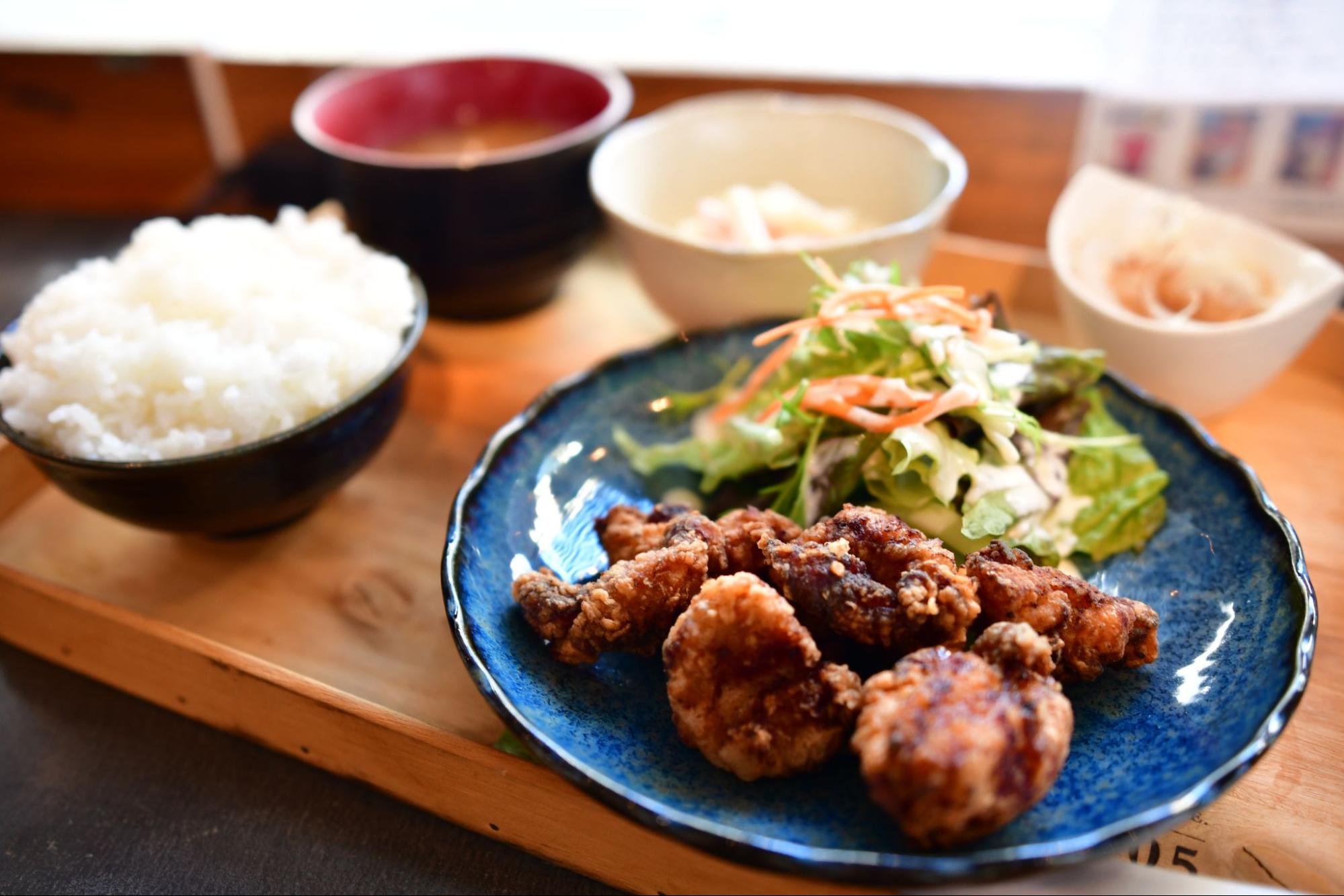 IDOBATAでいただいた「きまぐれ定食 ドリンク付き（1650円税込）」。からりと揚がった唐揚げが美味（筆者撮影）