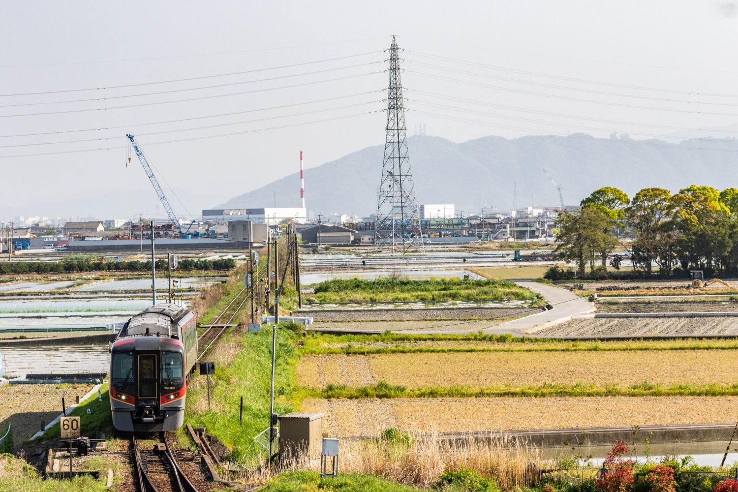 徳島県内のJR高徳線。毎時1本の特急「うずしお」が高松と徳島を結ぶ（撮影：鼠入昌史）