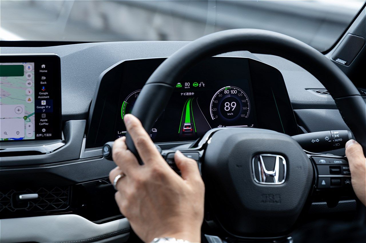 ホンダ量販モデル初のハンズオフ機能を搭載した「アコード e:HEV Honda SENSING 360＋」（写真：三木 宏章）