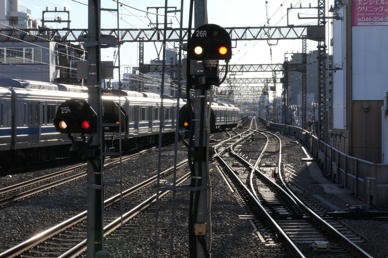 上りホームの端から見た下り（小田原）方面。本厚木止まりの各駅停車が引き上げ線へ（記者撮影）