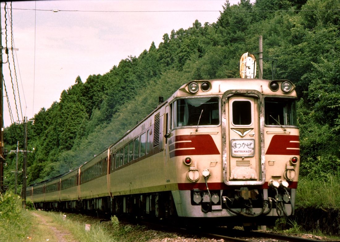 山陰本線を行くキハ82系の特急「まつかぜ」（撮影：南正時）