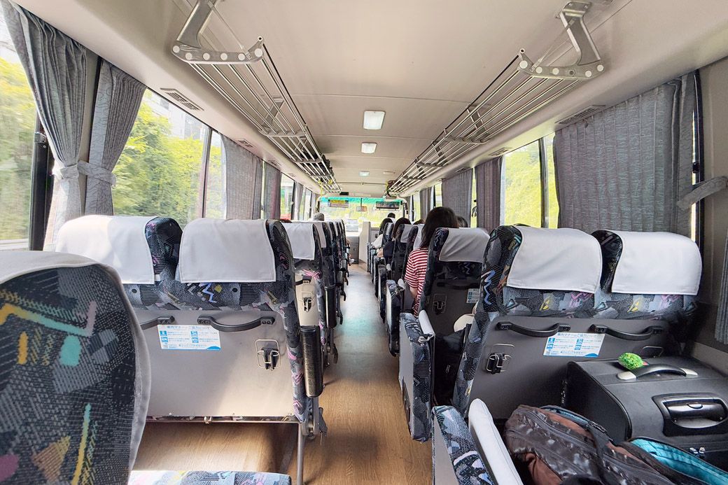 大平台みなと荘行き直通バスの車内（筆者撮影）