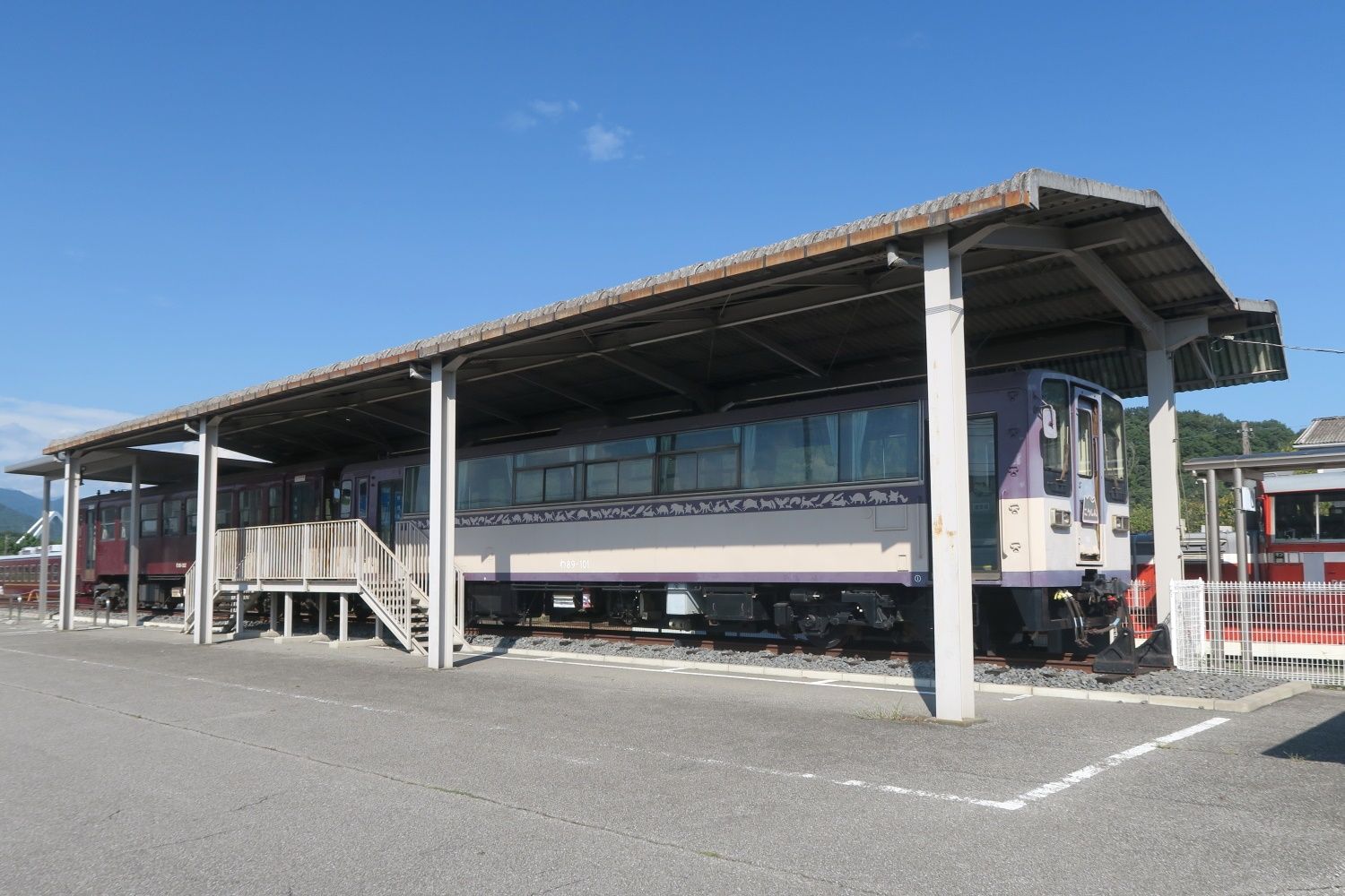 わたらせ渓谷線大間々駅構内の展示車両（筆者撮影）