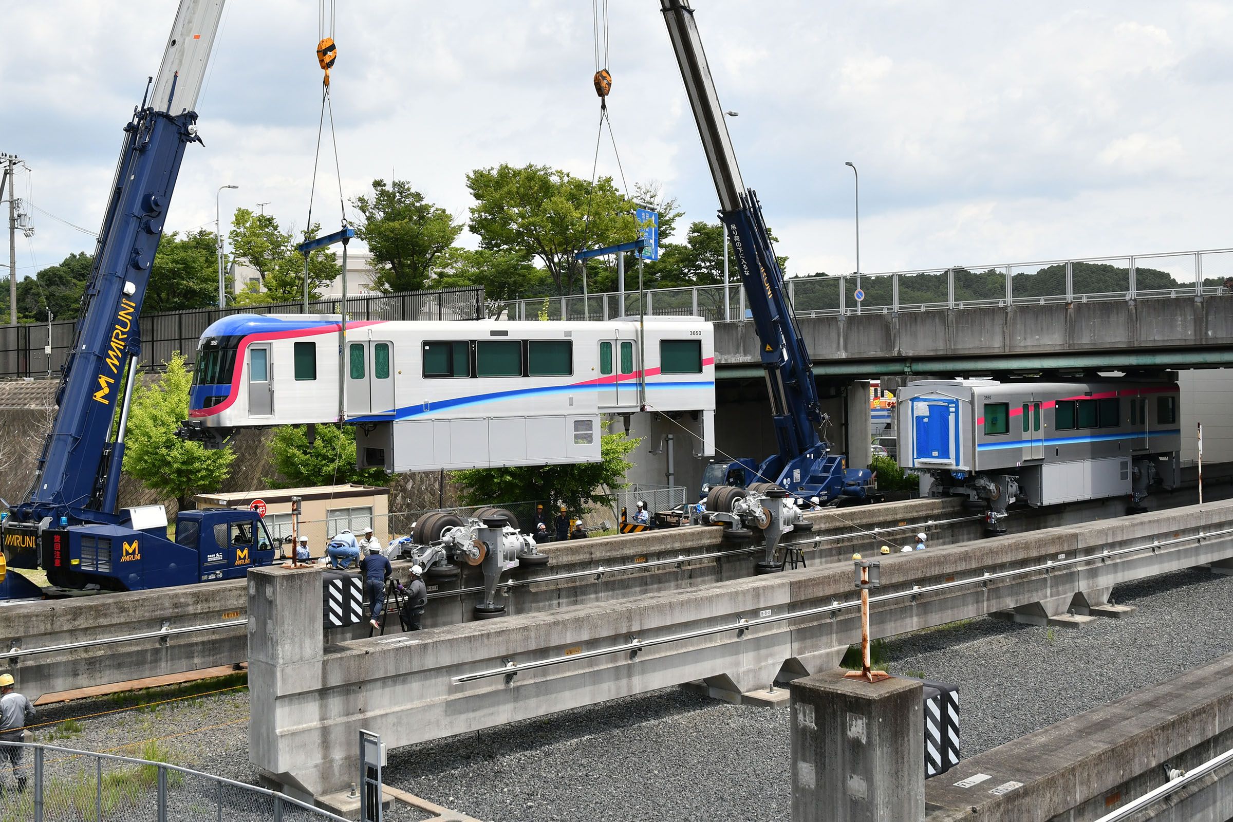 新型車両の搬入はクレーンを使って行われる＝2018年7月（撮影：伊原薫）