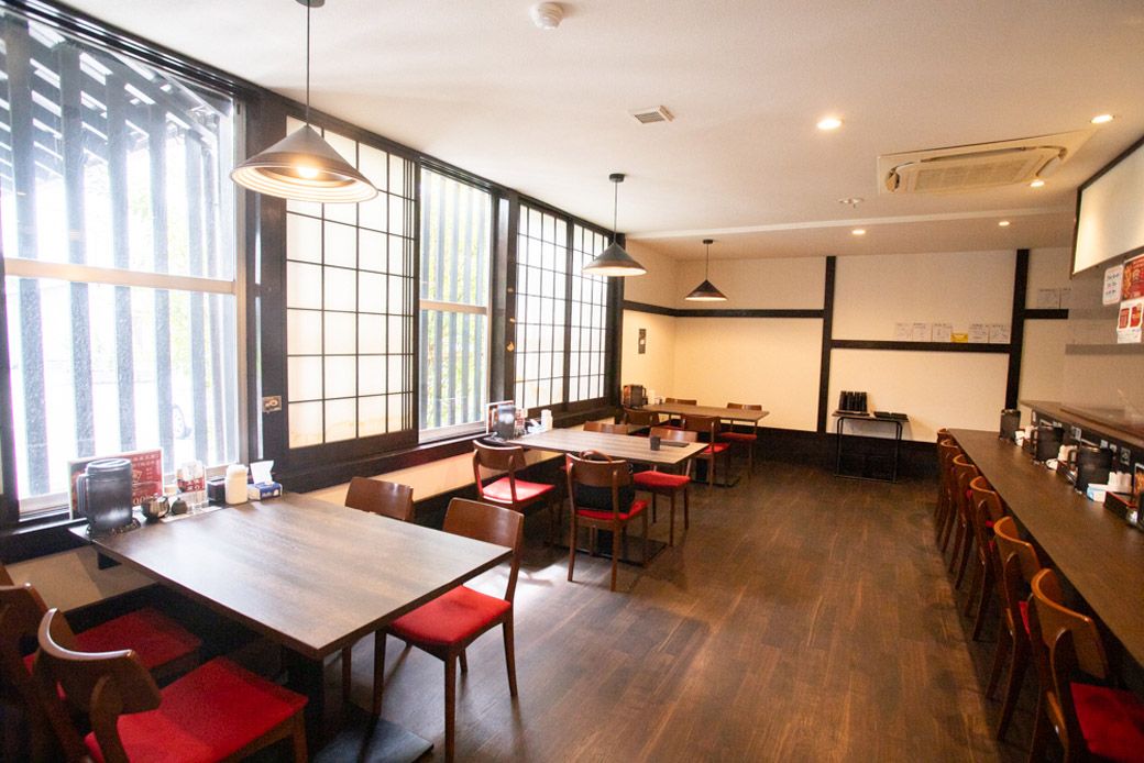 白と茶を基調とした落ち着いた店内には、自然光がたっぷり差し込み明るい雰囲気。きれいで一人でも入りやすい雰囲気だ（筆者撮影）
