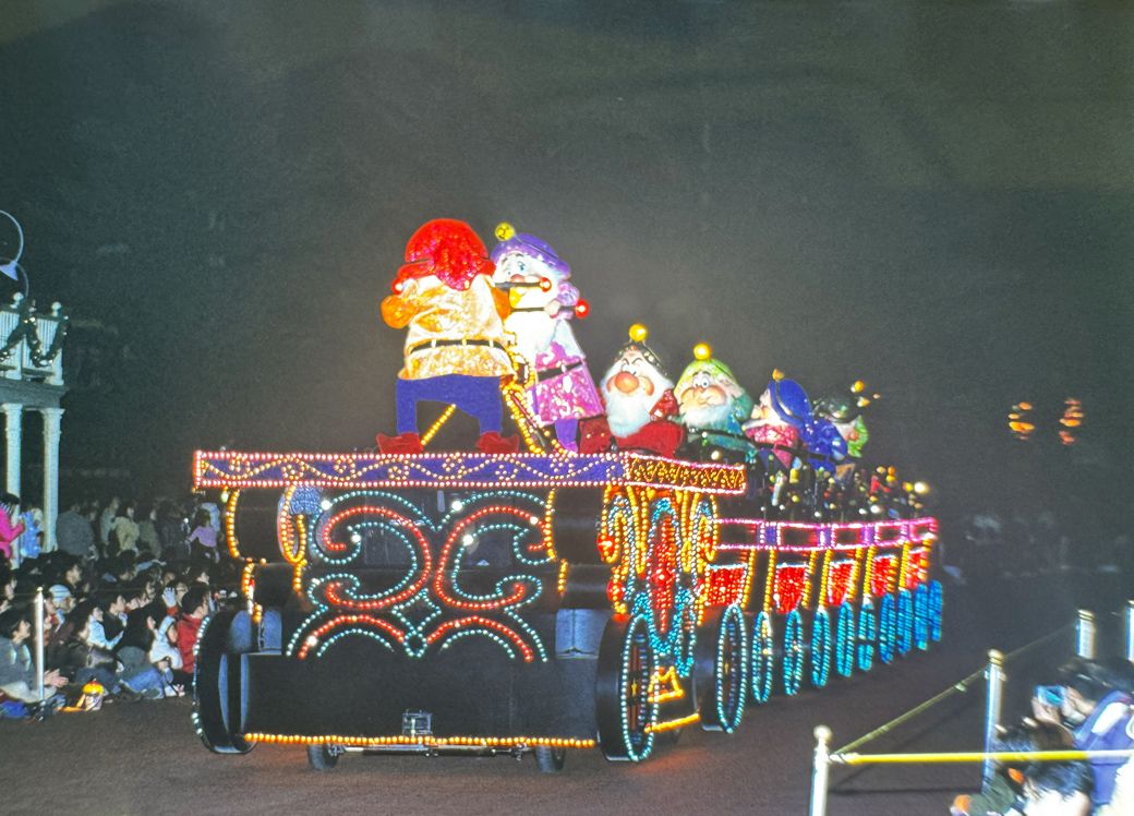 ディズニーランドのエレクトリカルパレード（写真：2001年12月17日、尾形文繁撮影）