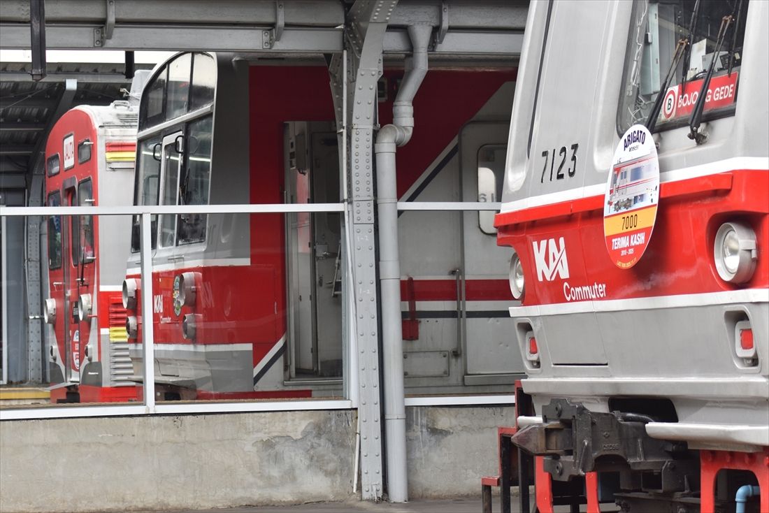 11月11日の式典では元東急8500系8618編成（奥）と元JR東日本203系マト66編成（中央）、元東京メトロ7000系7123編成が並べて展示された（筆者撮影）