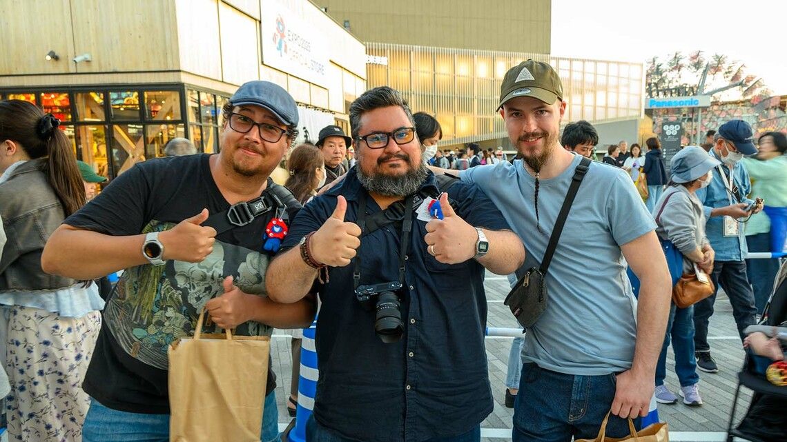 スウェーデンから来たという3人組。右の男性は「歩きすぎて日焼けしちゃったよ」と苦笑い(記者撮影)