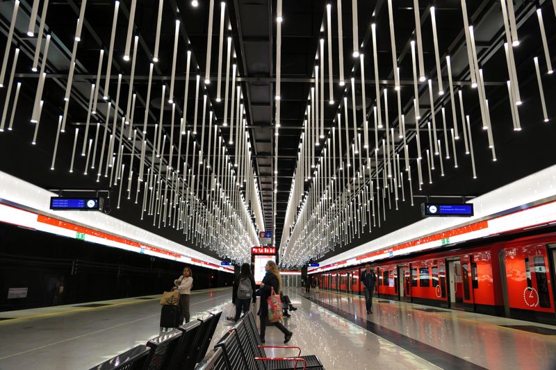 メトロの地下駅は駅ごとに異なるアートなデザイン（筆者撮影）