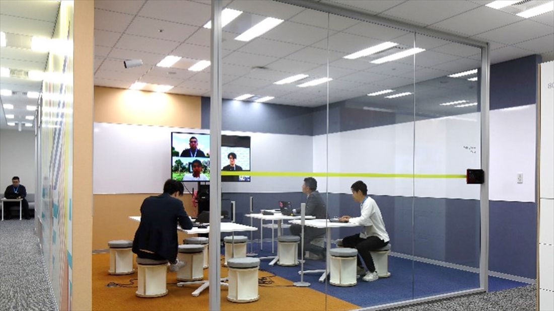 カラフルな会議室（写真：JR西日本）