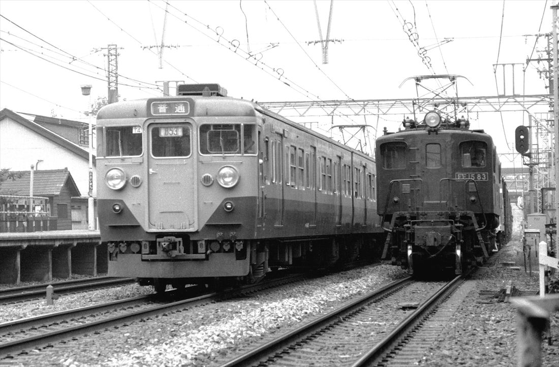 大井町付近で東海道線の普通電車と並んだEF15形牽引の貨物列車（撮影：南正時）