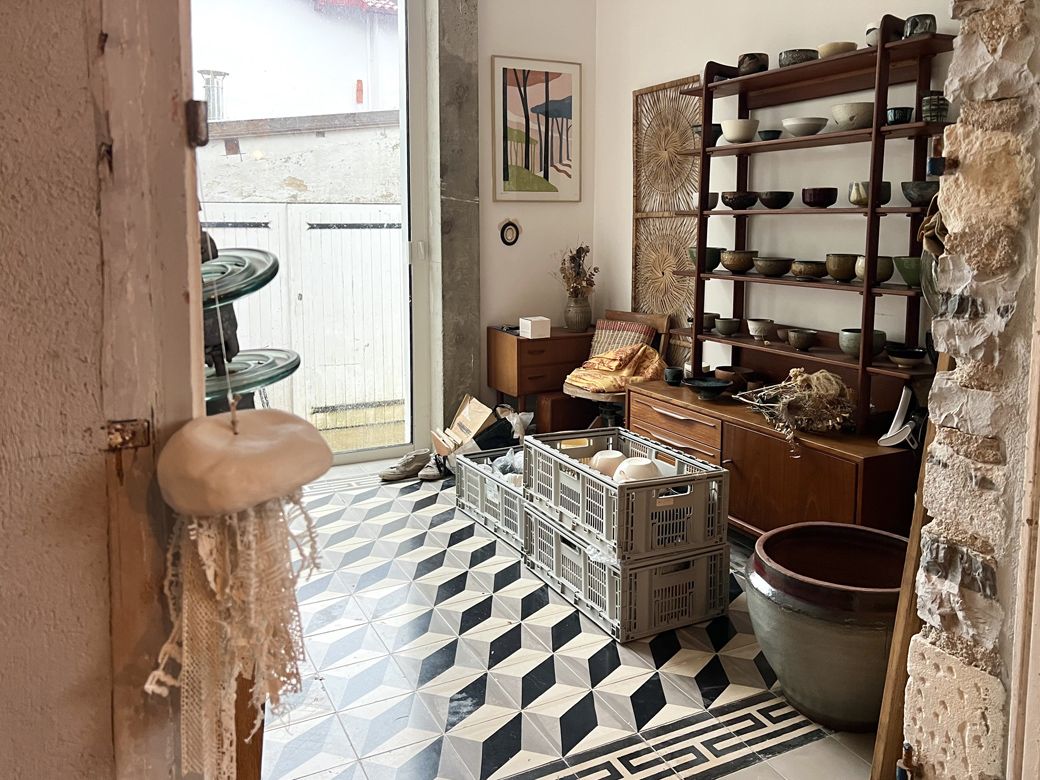 実際に会った作家の陶芸作品を飾る棚。一つひとつの器のフォルムが美しく見え、手に取りやすいようになっている（筆者撮影）