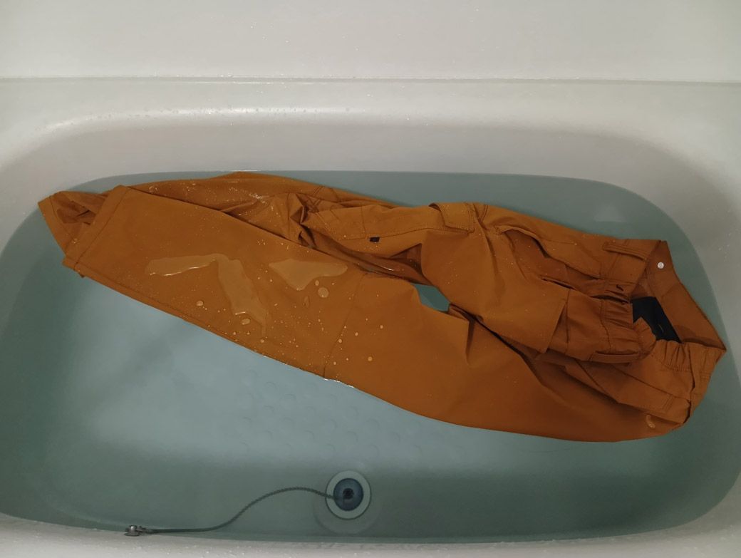 シャワー3セット目⋯⋯は検証方法として生ぬるいと判断。浴槽にお湯を張り、ここに置いてみたところ、撥水力が高すぎるため浮いてしまう結果となった（筆者撮影）