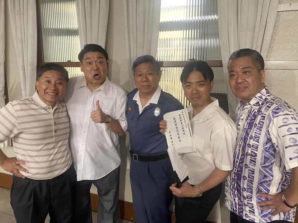 WOWOW『渚の螢火』沖縄俳優陣。左から山城智二、キャン×キャンのゆっきー、藤木勇人、ベンビー、津波信一（写真：ベンビー提供）