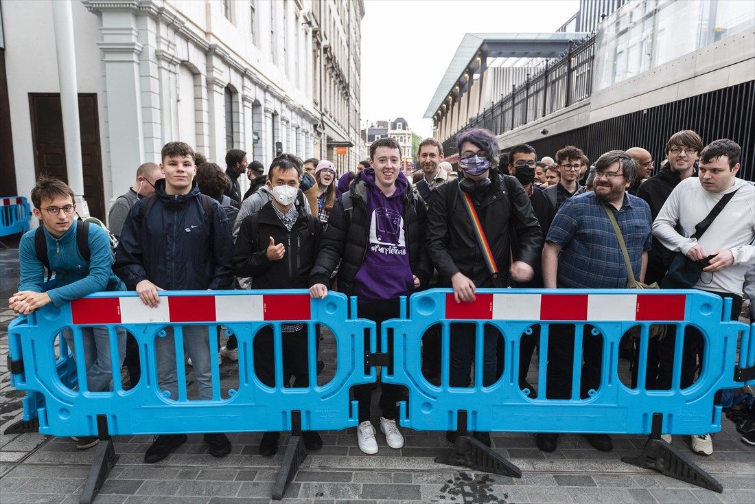 パディントン駅でエリザベス線の開業1番列車を待つ人々＝2022年5月24日（写真：(c) Transport for London）