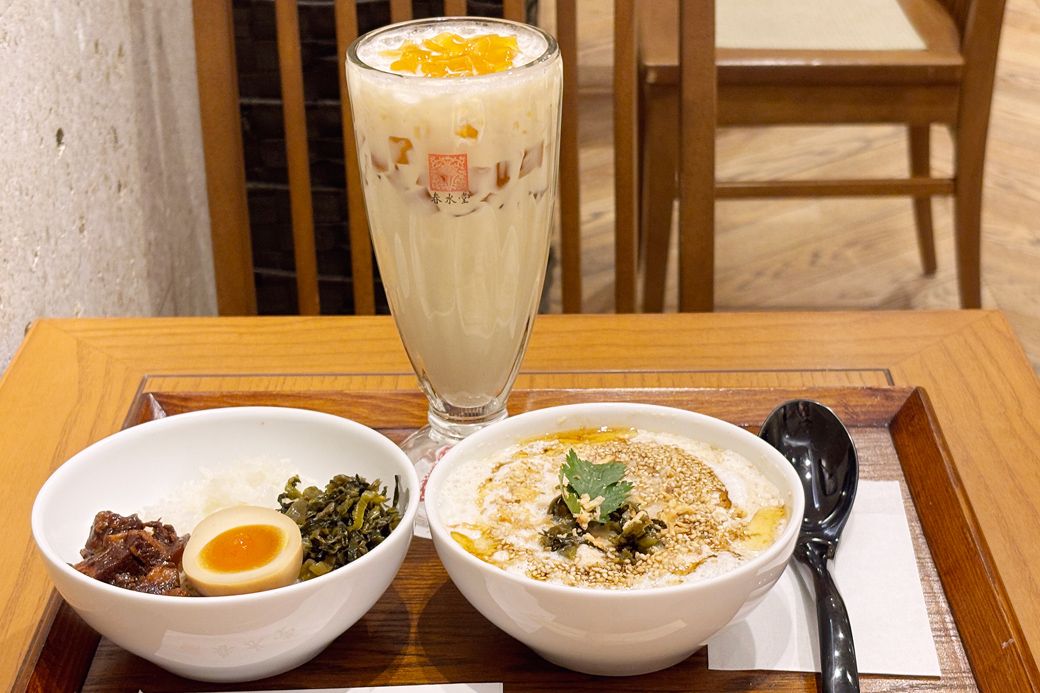 春水堂の台湾朝食セット1000円。角煮丼の魯肉飯と酸っぱい豆乳スープ鹹豆漿を組み合わせ（筆者撮影）