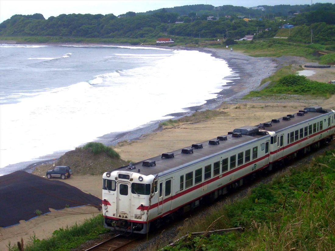 八戸線を走るキハ48形とキハ40形の普通列車（撮影：南正時）