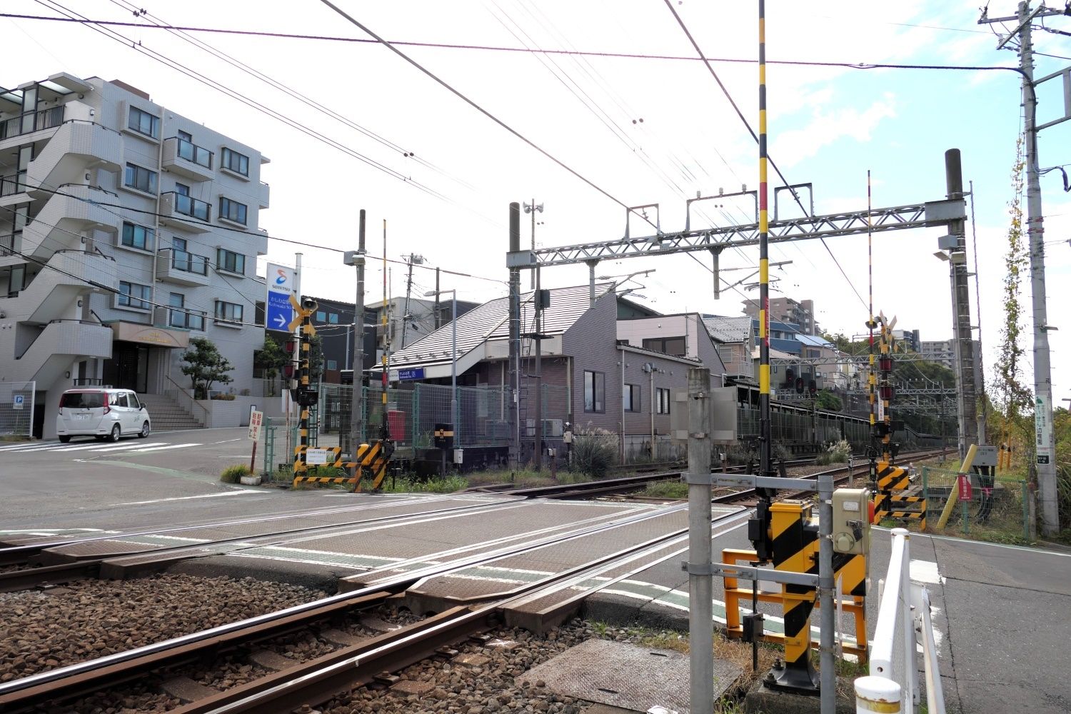 東口駅舎のそばには踏切がある（記者撮影）