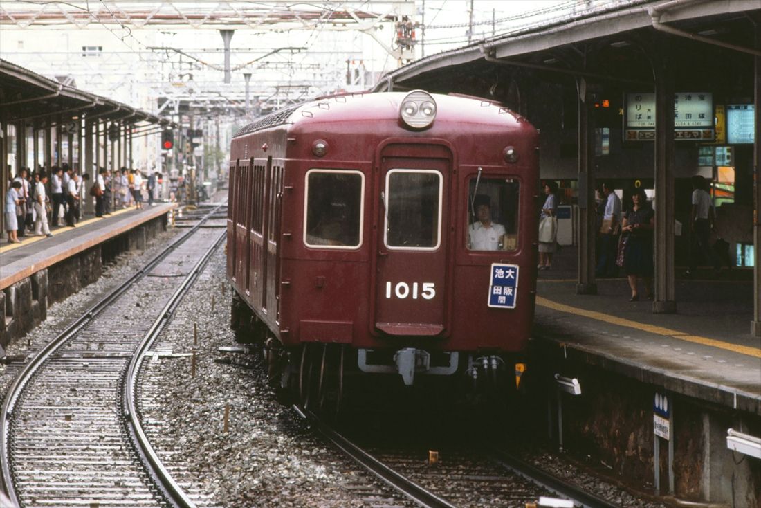 神戸線用として製造された1010系。撮影時は宝塚線を走っていた（撮影：南正時）