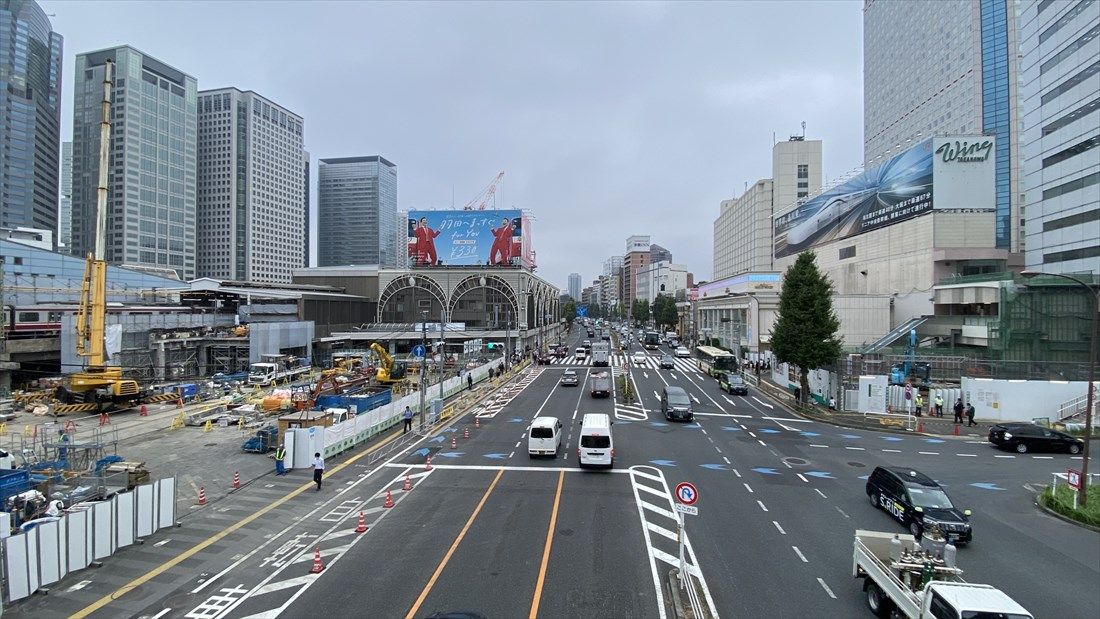 品川駅高輪口の前を通る国道15号。新線の駅はこの地下に設ける（記者撮影）