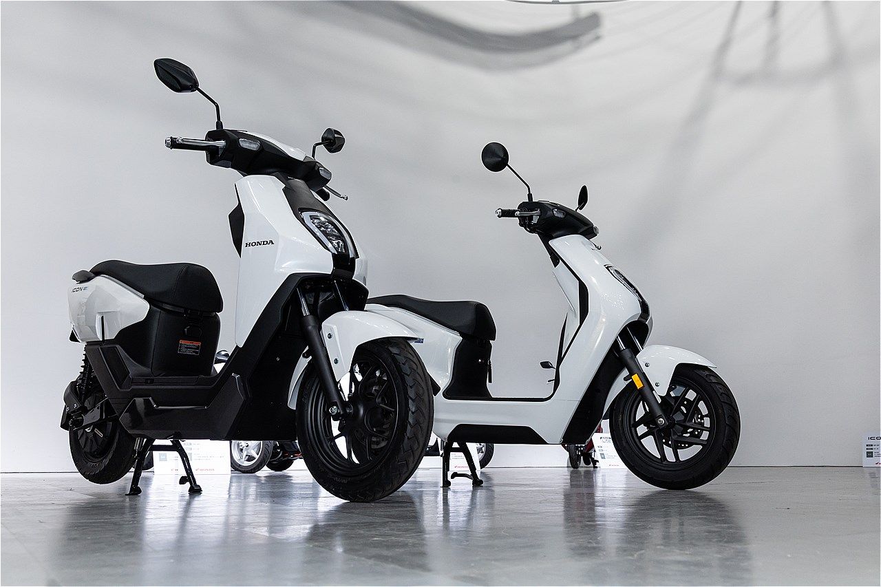 アイコンe:（左）とEM1e:（右）の外観比較（写真：三木 宏章）