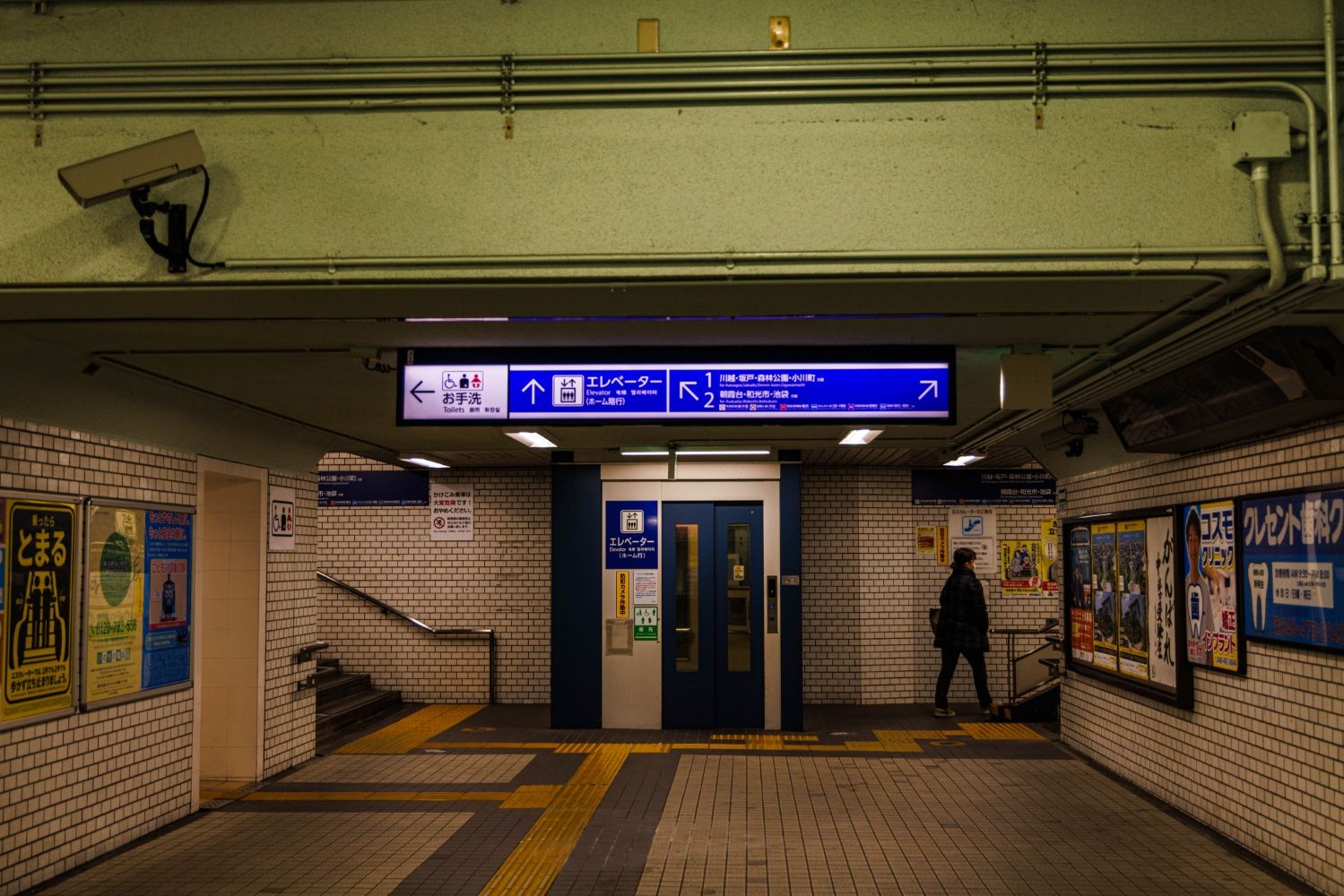 柳瀬川駅のホームと改札は築堤下の通路で結ばれる（撮影：鼠入昌史）