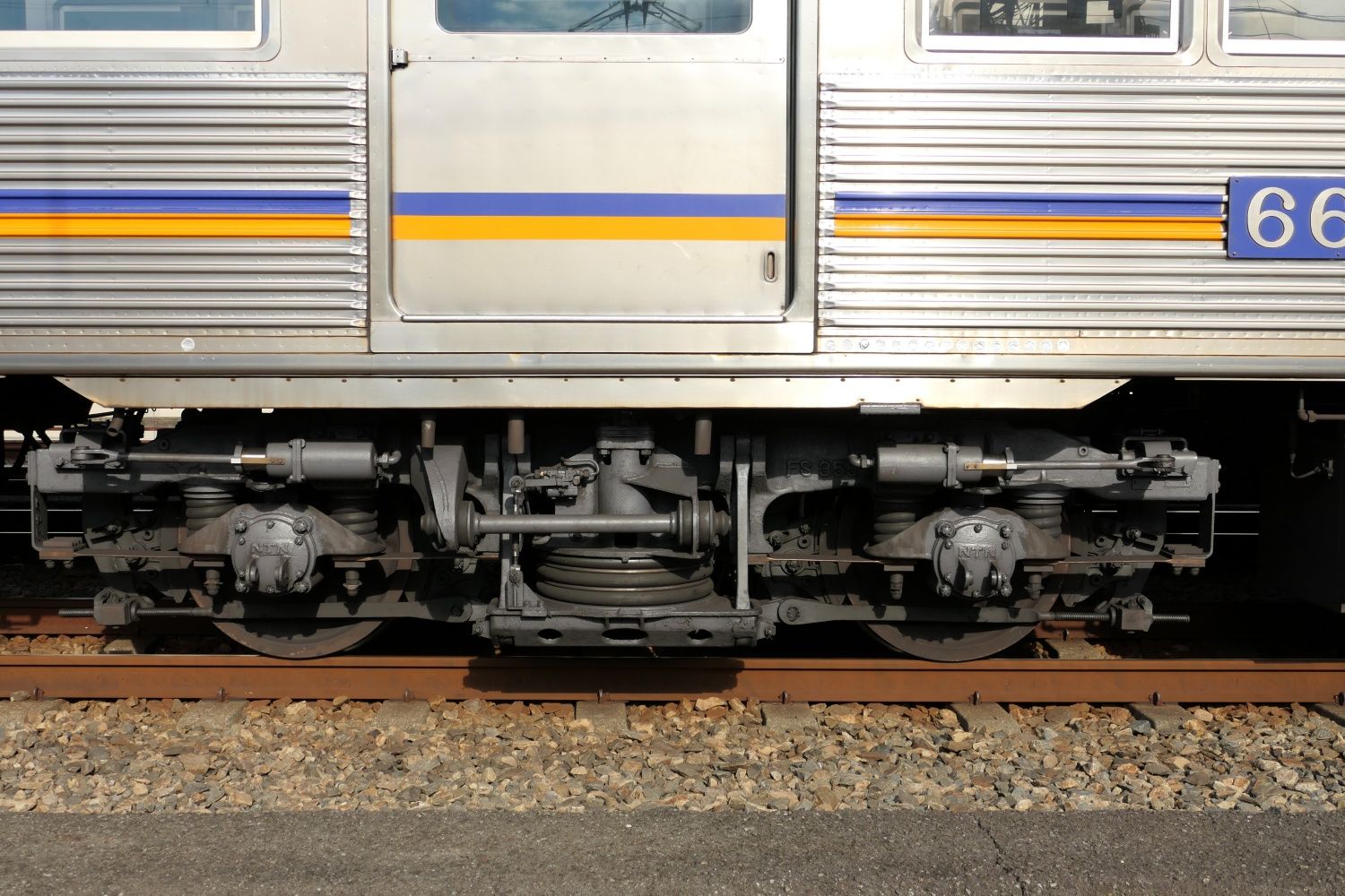 更新改造の際に交換した台車。この車両はほかの形式から転用した「ミンデンドイツ式」台車だ（記者撮影）