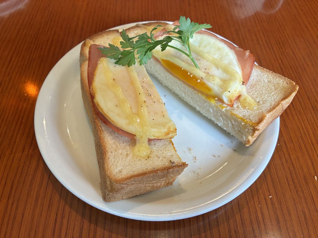 噛むほどに染み出す小麦の旨味に、ハムの塩気、黄身のまろやかさ、マヨネーズのコクが絶妙に混じり合う 