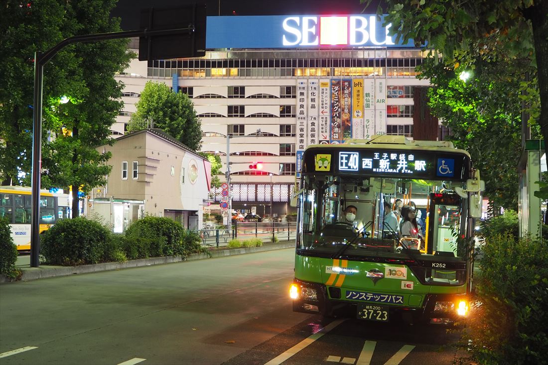 夜の池袋駅東口で発車を待つ「王40」系統のバス（記者撮影）