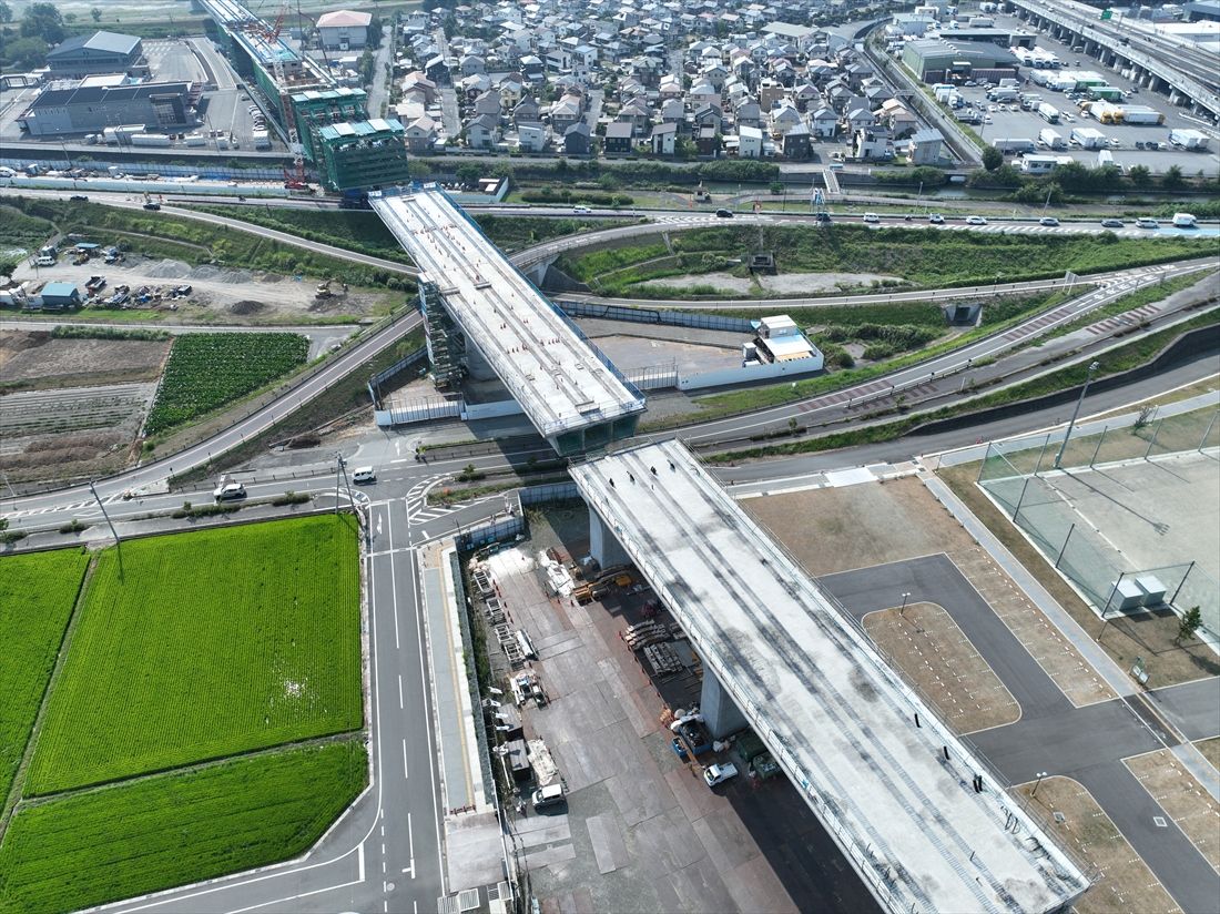 「釜無川橋梁ほか新設工事」の工事現場をドローンで空中から撮影（写真：JR東海）
