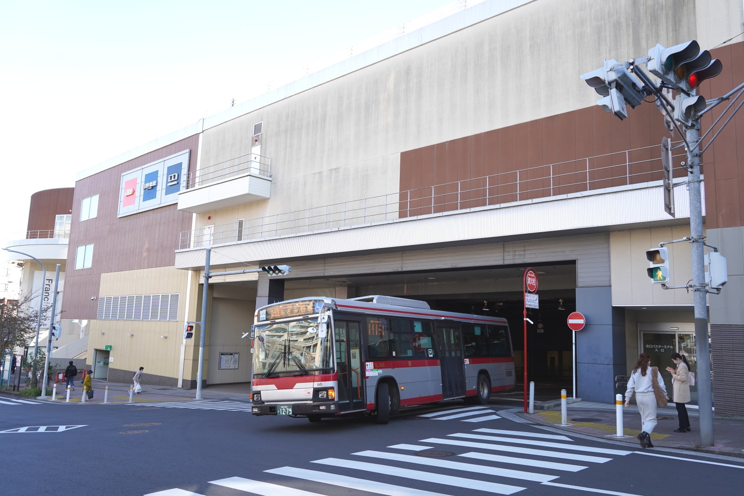 たまプラーザ駅の北口バスターミナルから出る東急バス（筆者撮影）