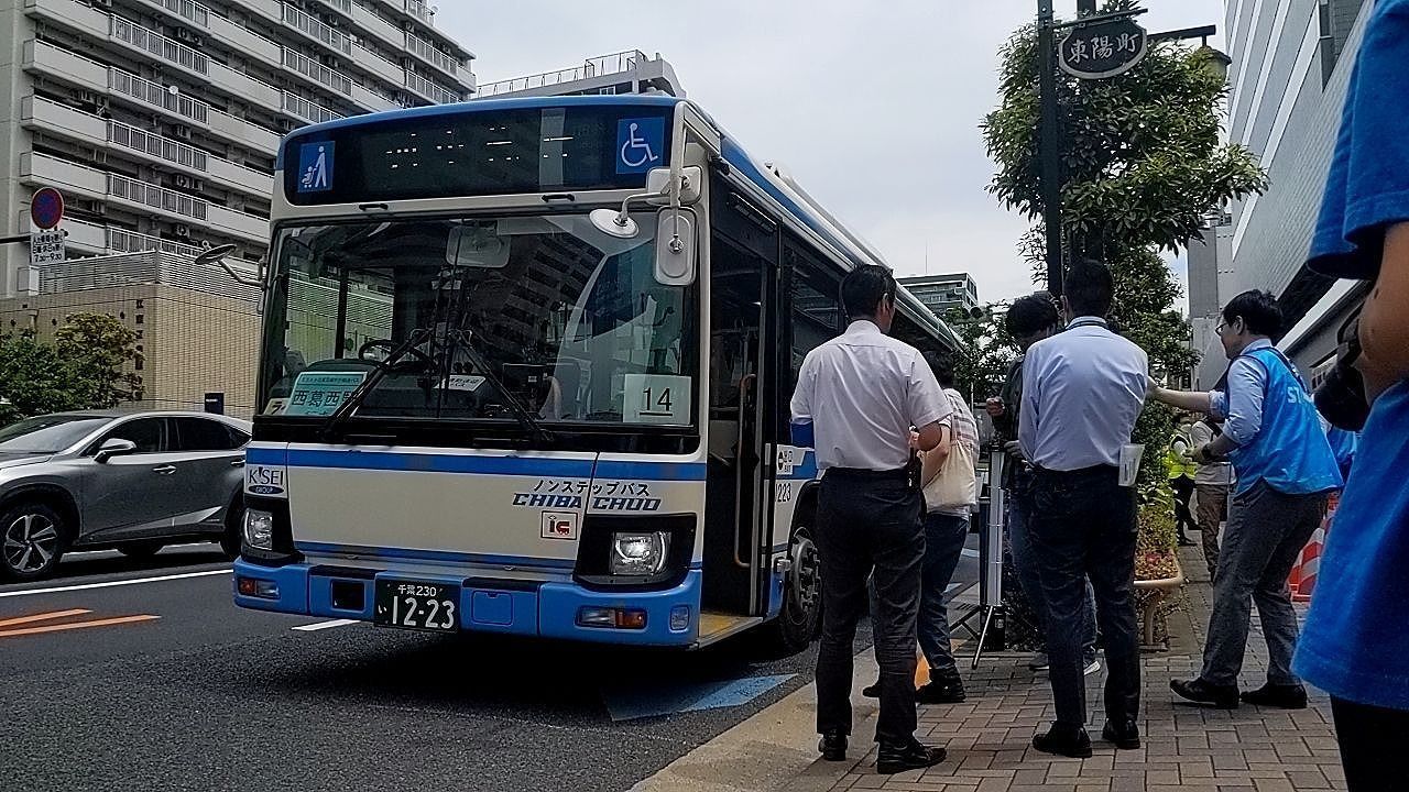 東西線の代行輸送を行う千葉中央バス（東陽町にて、筆者撮影）