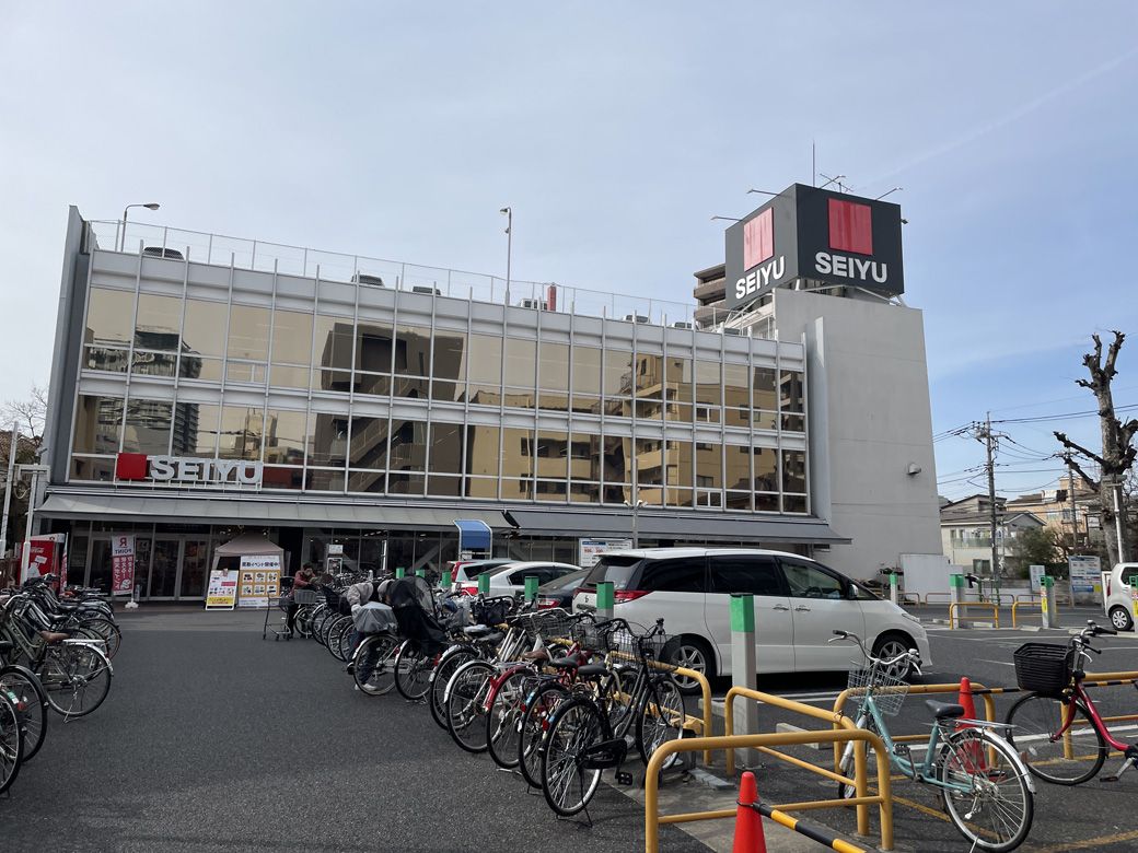 蕨駅から歩いてすぐの場所になる西友蕨店（筆者撮影）