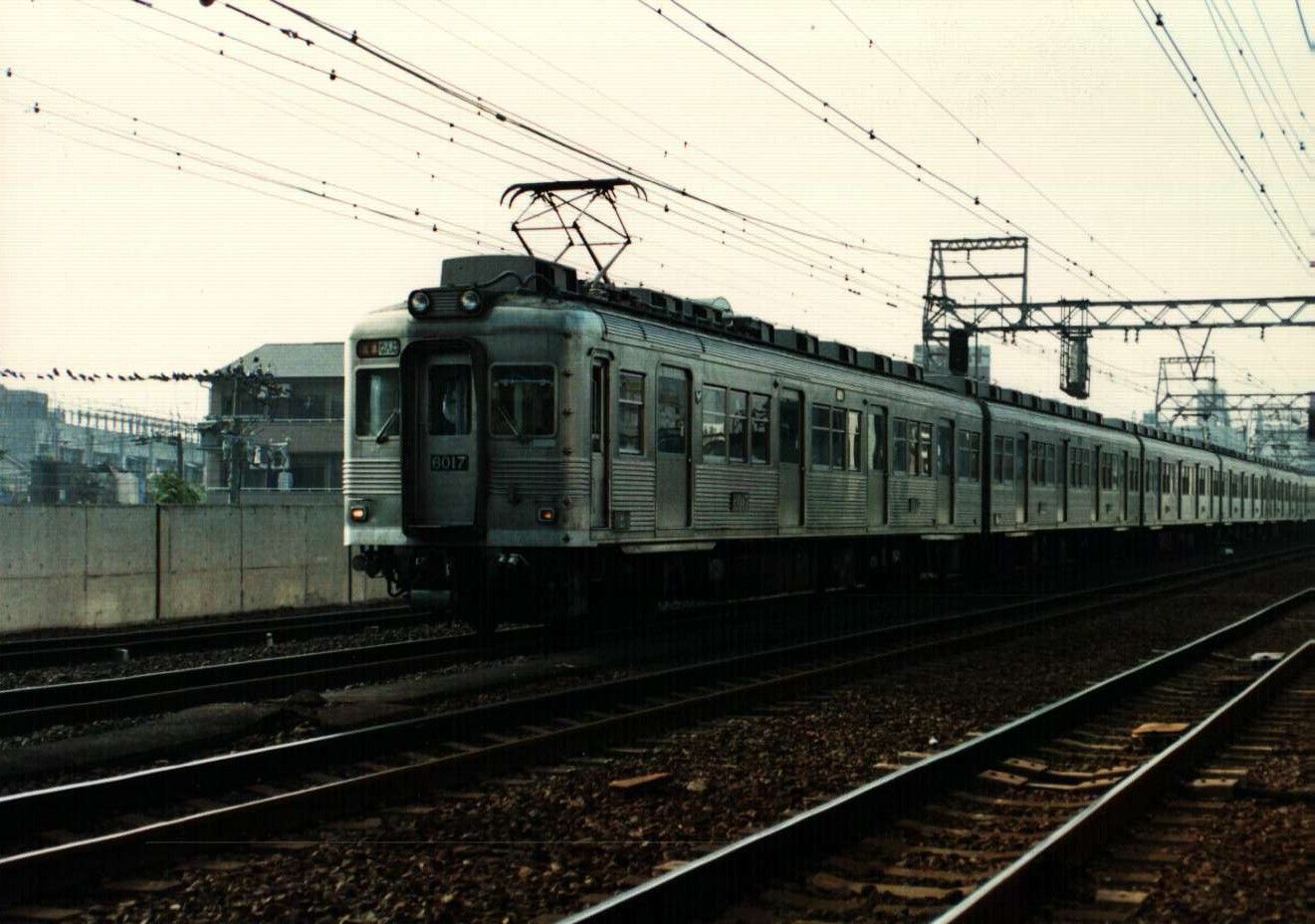 更新工事で冷房装置を搭載した後の南海6000系。方向幕も設置した（写真：南海電鉄）