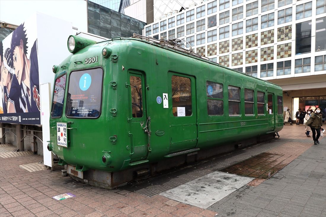 かつてハチ公前広場のもう1つのシンボルだった「青ガエル」こと東急5000系電車（撮影：尾形文繁）