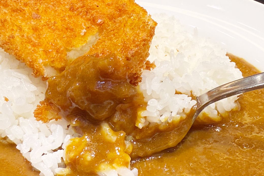 コロッケをスプーンで割ると、湯気がふわっ。口に含むと表面はカリッ、中はホクッ（写真：筆者撮影）