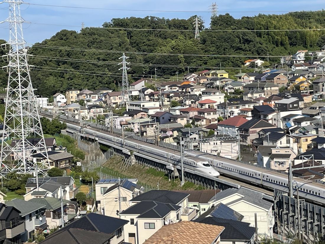 神奈川県の鴨宮―綾瀬間の旧モデル線区（後に営業線に組み込まれた）を走る現在の東海道新幹線の車両（筆者撮影）