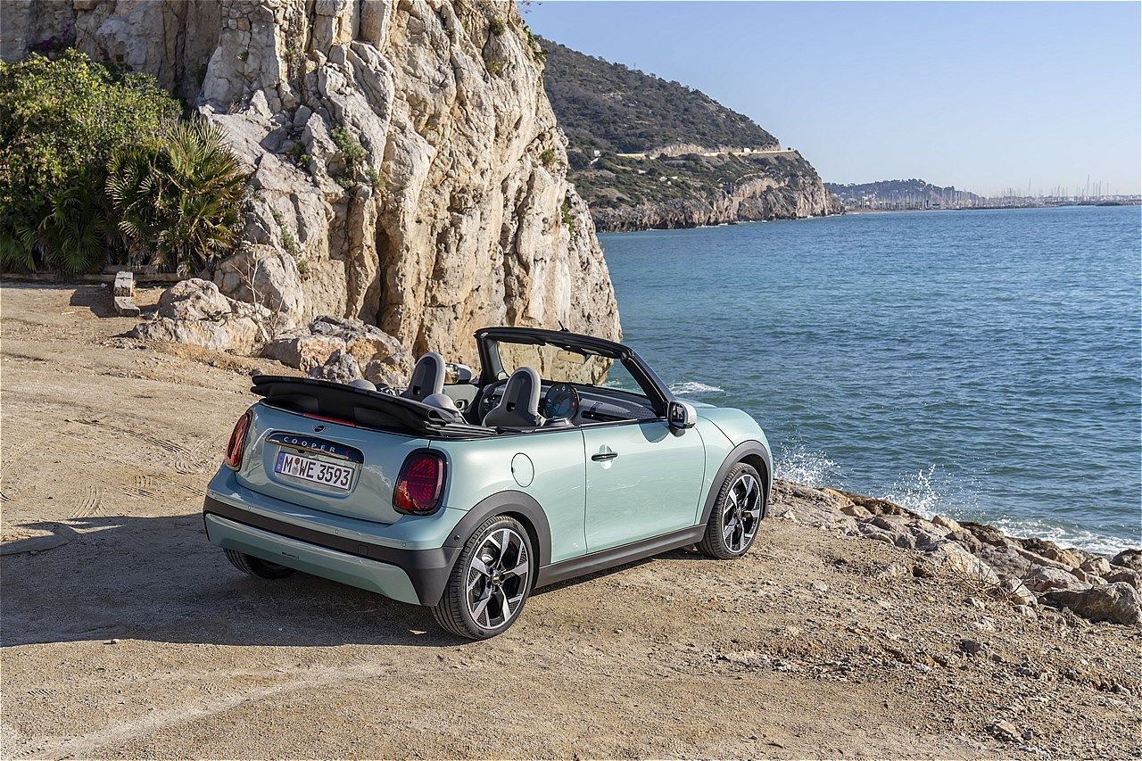 MINI（ミニ）の新型「ミニ・クーパー・コンバーチブルS」（写真：MINI）