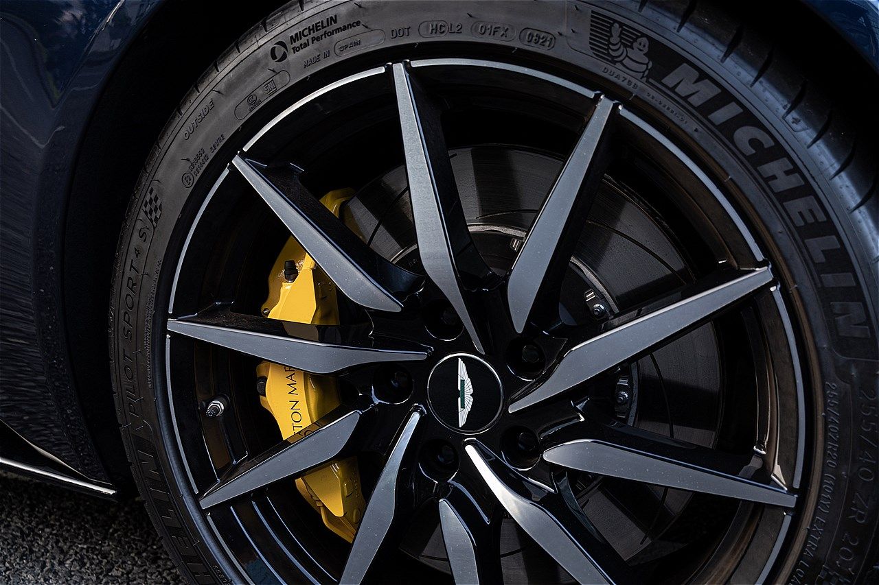 アストンマーティン「DB11」（写真：三木 宏章）