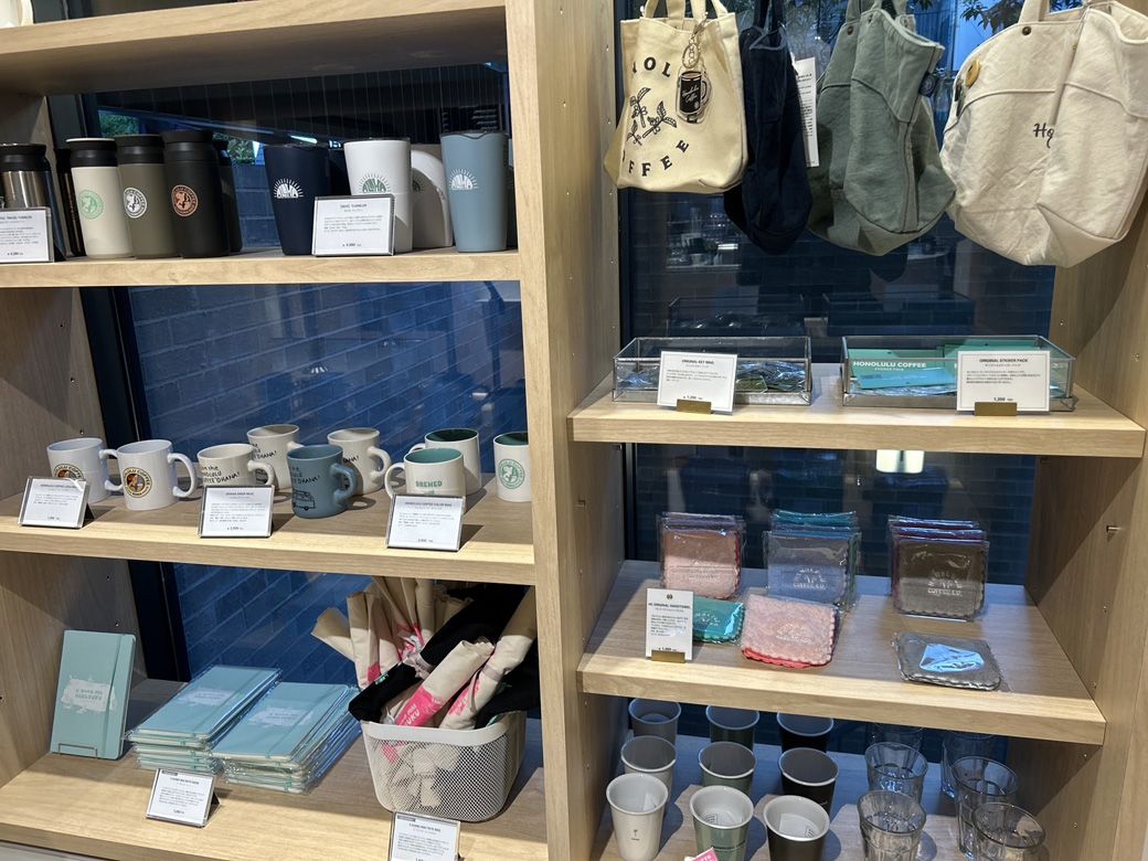 原宿店の内観、タンブラーやグラス、文房具などのグッズがショーウインドウに陳列されている（写真：筆者撮影）