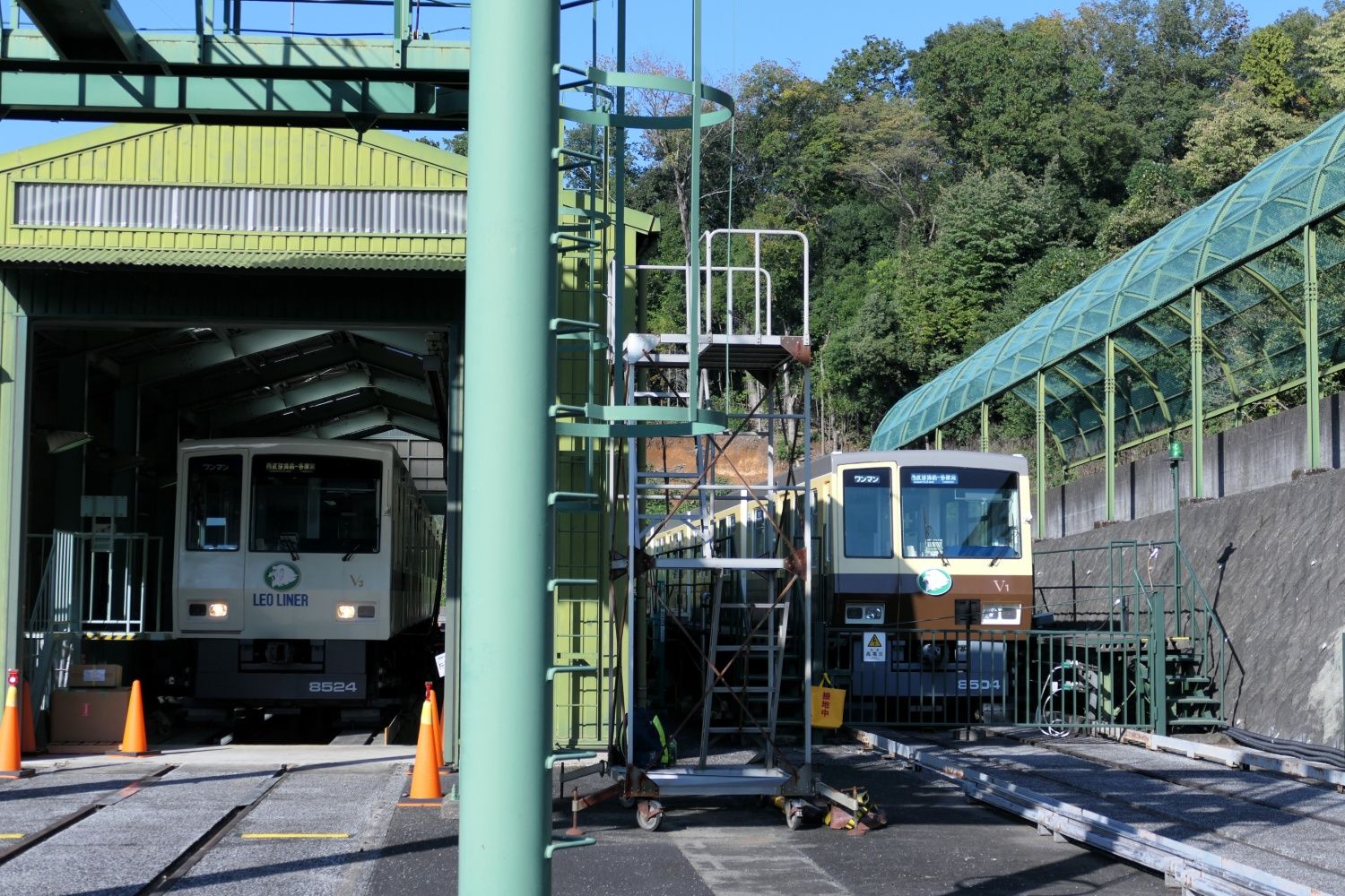 車両基地に並ぶV3編成（左）とV1編成（記者撮影）