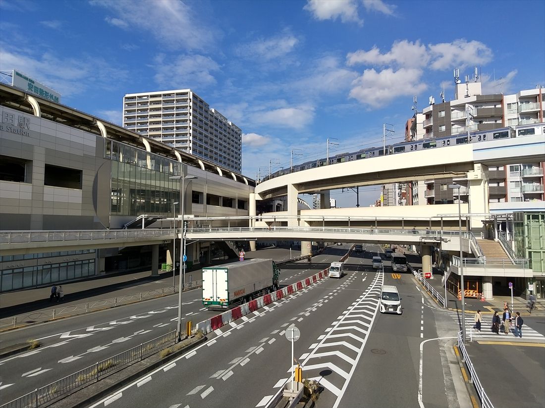 高架化後の京急蒲田駅付近。3層構造の巨大な高架駅だ（撮影：南正時）