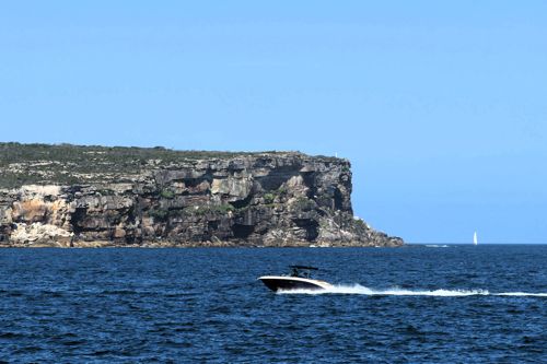 シドニー湾の東にあるマンリーへの航路より。崖の外側は南太平洋（筆者撮影）