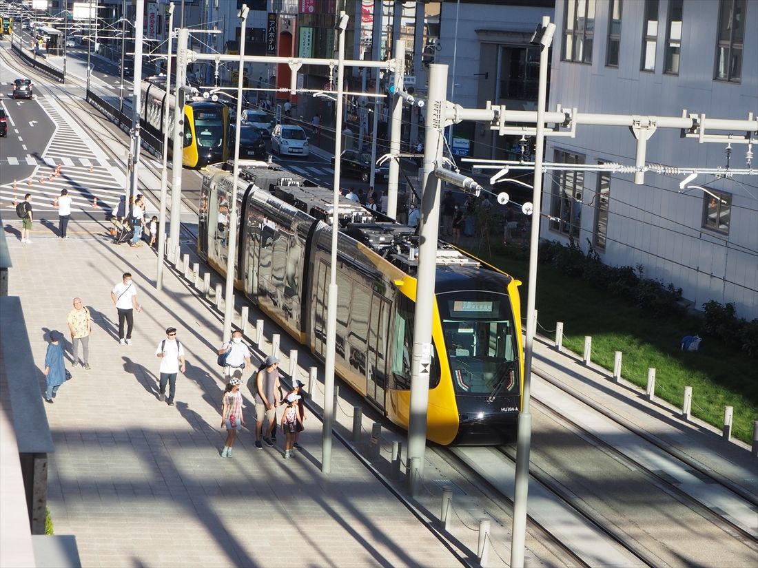 上下線の電車がすれ違う＝2023年8月26日（記者撮影）